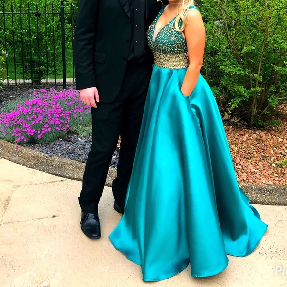 Prom dress - Picture 2 of 3